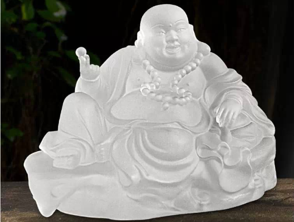 琉璃作為萬佛墻的常用佛（神）像材質(zhì)，不僅有它本身的材質(zhì)優(yōu)勢還有佛家自身的內(nèi)涵